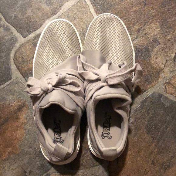 brash tennis shoes